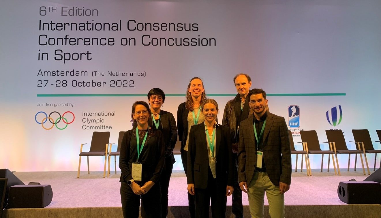 Dre Suzanne Leclerc, Géraldine Martens, , , Aïda Valevicius et Thomas Romeas (rangée du bas) de l’INS Québec à Amsterdam pour la conférence internationale du 6e Consensus sur les commotions cérébrales liées au sport