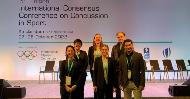 Dre Suzanne Leclerc, Géraldine Martens, , , Aïda Valevicius et Thomas Romeas (rangée du bas) de l’INS Québec à Amsterdam pour la conférence internationale du 6e Consensus sur les commotions cérébrales liées au sport