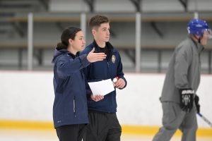 Thalia Krauth-Ibarz, de l'INS Québec, discute avec un représentant de Parahockey Montréal.