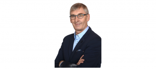 photo de Marc Desjardins, les bras croisés, sur un fond blanc