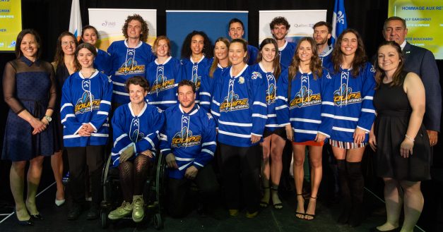 Photo de groupe des athlètes honorés