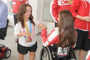 Danielle Kisser et Sarah White, qui est de dos, se font un fist bump.