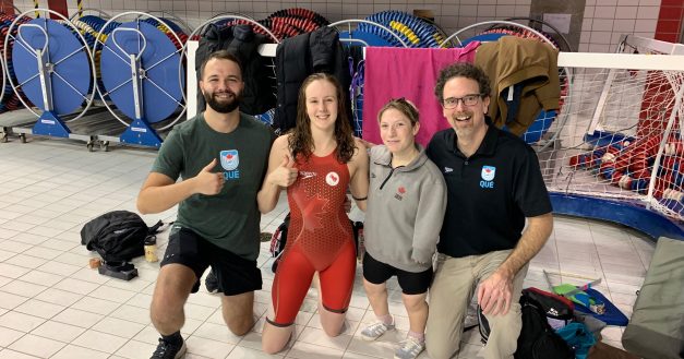 Matthew Slopecki, Ariana Hunsicker, Clémence Paré et Mathieu Charbonneau, posant au bord de la piscine.