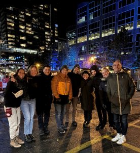 photo de groupe le soir à l'extérieur