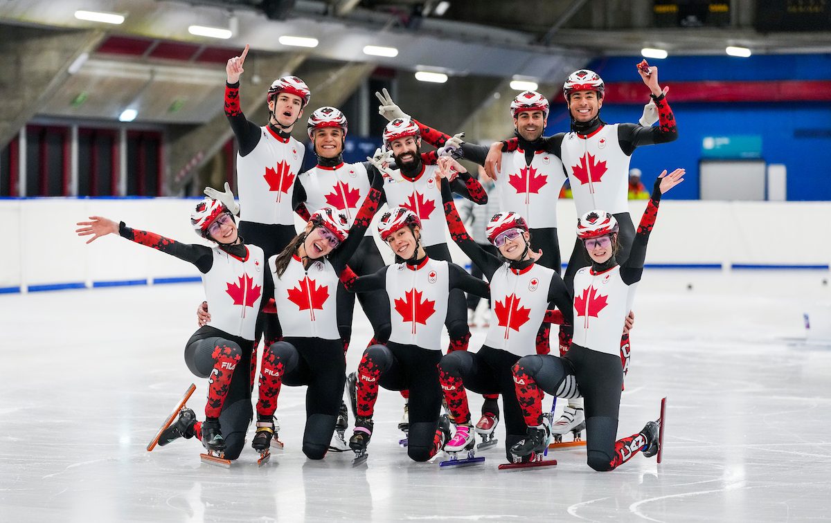 Les membres de l'équipe de patinage de vitesse sur courte piste.