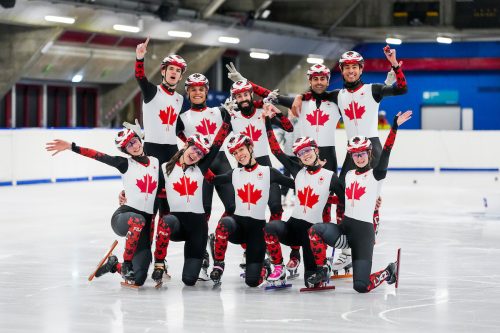 Les membres de l'équipe de patinage de vitesse sur courte piste.