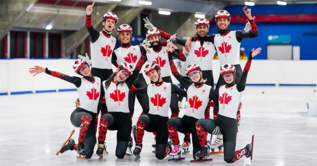 Les membres de l'équipe de patinage de vitesse sur courte piste.